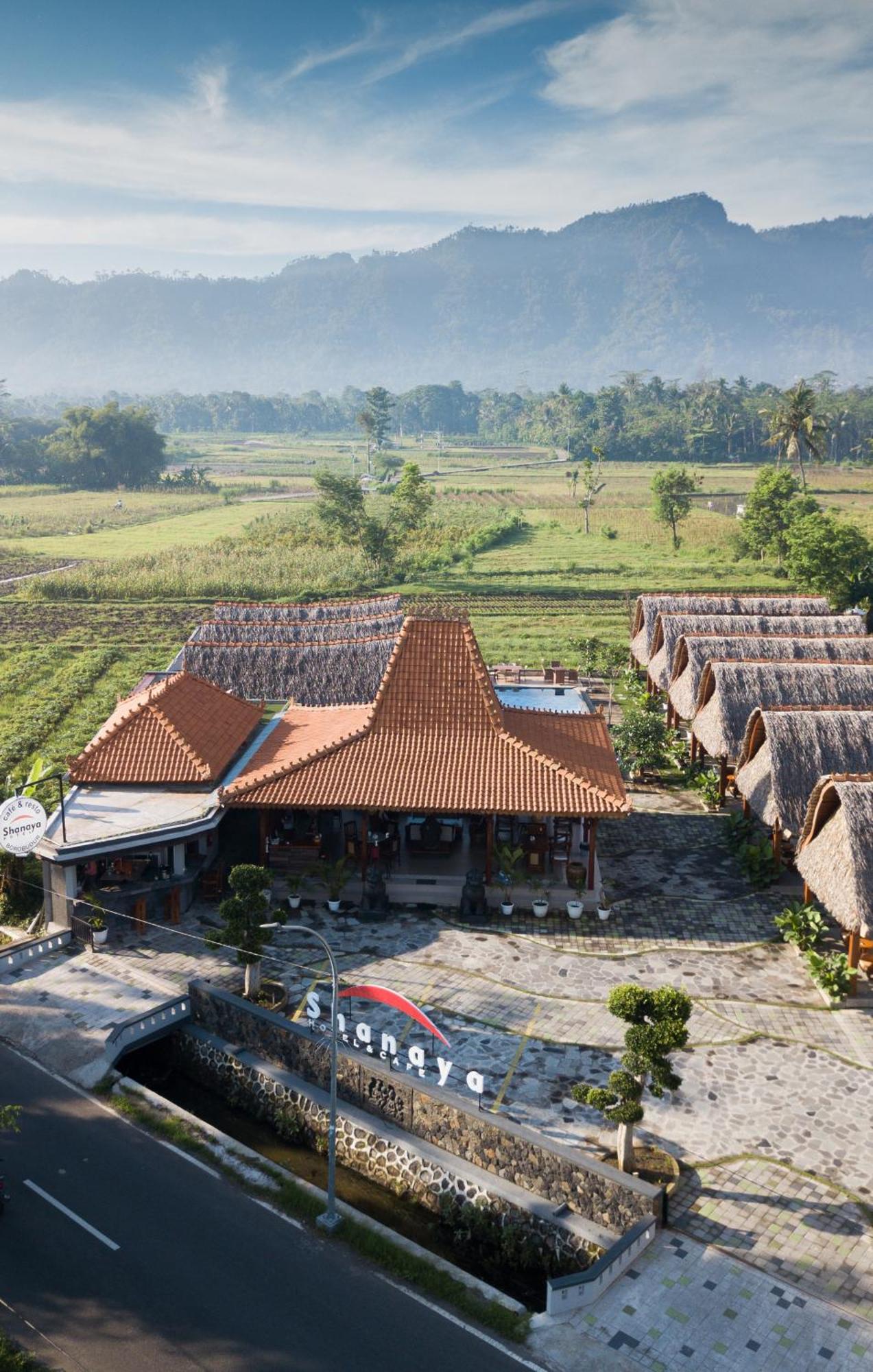 Shanaya Hotel & Cafe Magelang Exterior photo