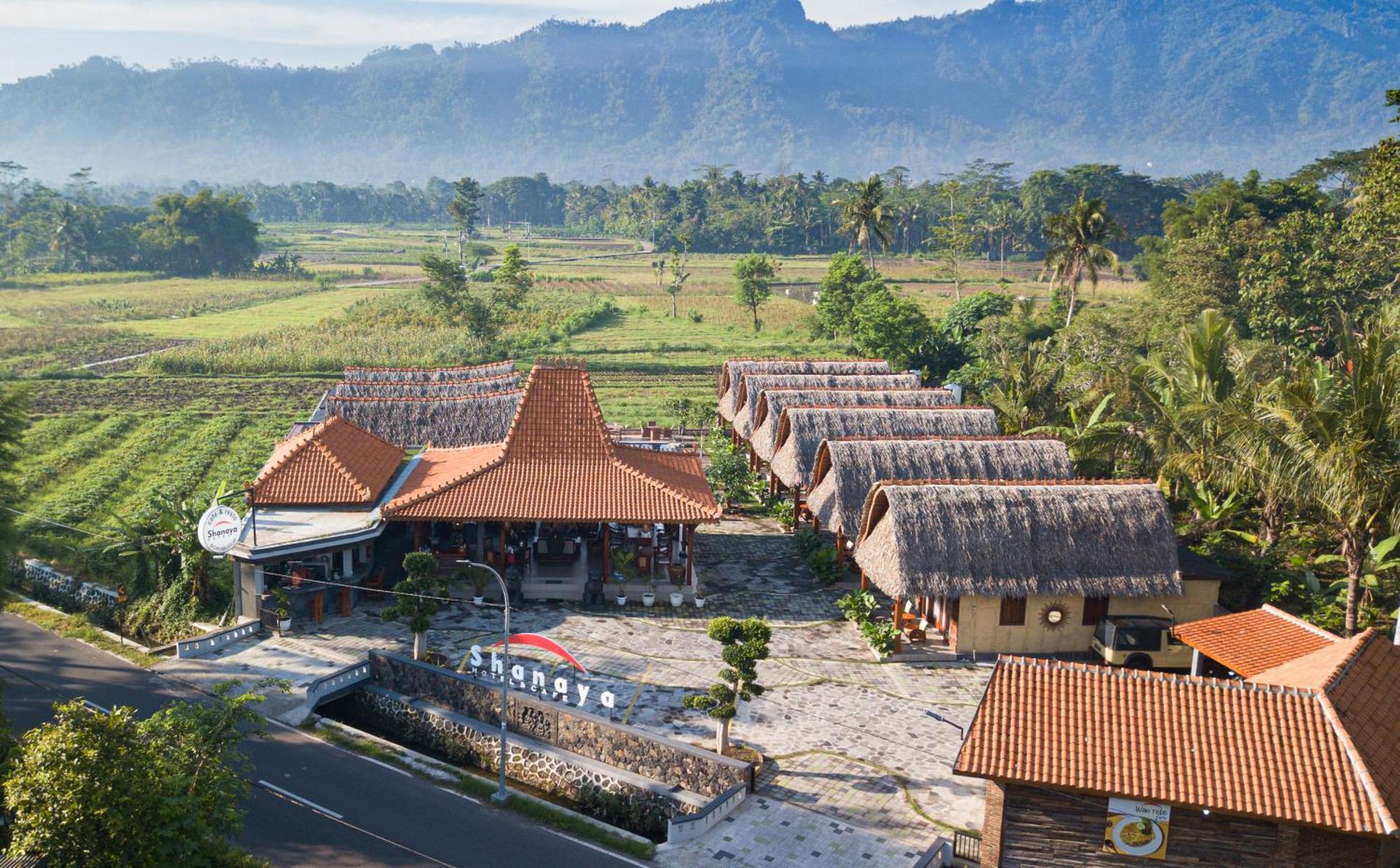 Shanaya Hotel & Cafe Magelang Exterior photo